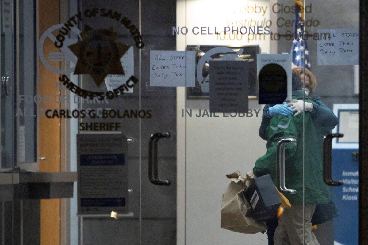 El exmandatario Alejandro Toledo es abrazado por su esposa, Eliane Karp, luego de ser liberado. (Foto: EFE)