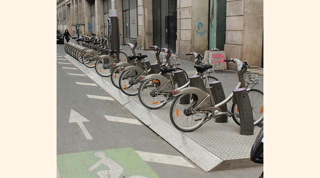 París, Francia. Suele ser una ciudad con una gran contaminación, tanto es así que muchas veces se prohíbe circular a los vehículos de placas pares, y al día siguiente a los de impares. Para el año 2020, se quiere duplicar el número de carriles bici, prohi