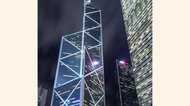 El Bank of China Tower en Hong Kong. La estructura está compuesta por cinco columnas principales que soportan el edificio, cuenta con 72 plantas y mide 367 metros de altura.
