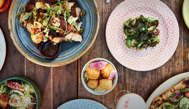 FOTO 3 | 3. Santa Bárbara (California/ EE.UU.).  Desde hace mucho tiempo ha sido conocida por atraer a estrellas de cine y a millonarios a sus centros vacacionales; ahora Santa Bárbara se ha convertido en un imán para los amantes de la buena comida. El aclamado chef Jesse Singh, de Melbourne y Manhattan, supervisa Bibi Ji, un restaurante vanguardista de comida india —prueba el uni biryani— con una lista de vinos seleccionados por el renombrado sumiller Rajat Parr. Phillip Frankland Lee, salido de Top Chef, está al frente de The Monarch, un elegante restaurante californiano, y de Chaplin’s Martini Bar; además, en enero abrirá Silver Bough, un espacio con menú de degustación y de tan solo diez lugares.  (Foto: NYTimes)