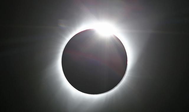 16. Para quienes estuvieron lejos de la alineación de la Luna y el Sol, no se preocupen: el próximo eclipse total de Sol se producirá en menos de siete años, en abril de 2024.