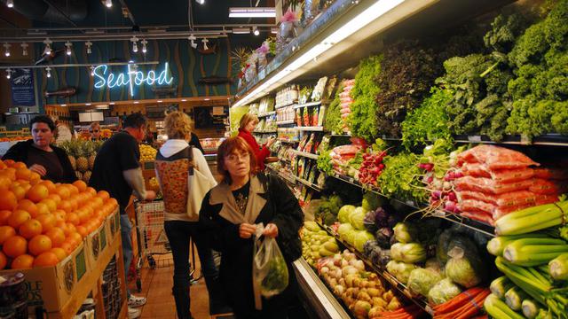 FOTO 7 | La cadena de supermercados Whole Foods advirtió a sus clientes a finales de septiembre que ladrones robaron información de tarjetas de pago en varias de sus tiendas. El ataque cibernético afectó a los bares de cerveza y restaurantes de Whole Foods, no a las tiendas de comida en sí, dijo la compañía.
Estas tiendas y restaurantes usan un sistema de pagos diferente al de las compras regulares en Whole Foods. El hackeo no se extendió a los servidores de pago de Amazon porque no están conectados a las tiendas Whole Foods, dijo la compañía.
Whole Foods tiene 449 tiendas en los Estados Unidos y en más de 40 vende cerveza de barril. (Foto: Getty)