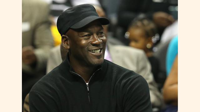 El jugador de la NBA que está más cerca de las ganancias de Kobe Bryant es Michael Jordan, quien acumuló US$ 465 millones como basquetbolista, aunque si se sumaran los ingresos que ha obtenido desde su retiro en el 2003 el monto se elevaría a US$ 1,600 mi