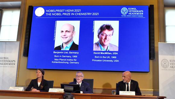 Miembros de la Real Academia Sueca de Ciencias y del Comité Nobel de Química anuncian a los ganadores del Premio Nobel de Química 2021 Benjamin List de Alemania y David MacMillan. (Foto: EFE/EPA/Claudio Bresciani)