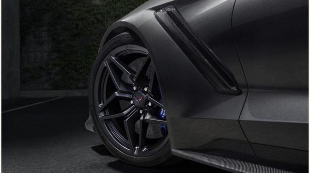 FOTO 7 | Sus neumáticos son los Michelin Pilot Sport Cup 2 (mismos del Z06) con diferente calibración de su chasis y Magnetic Ride Control. Elementos de su suspensión de doble horquilla elementos fabricados con aluminio colado.