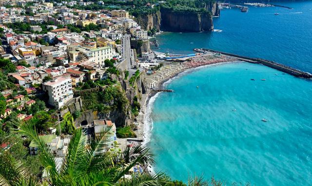 Para el momento en que los lectores lleguen a su arribo al sur de Italia, están preparados para esperar un enfoque de renovación y decoración a gran escala y sin reparar en la magnitud de gastos. Y eso es exactamente lo que pasó.