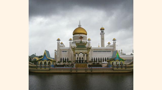 Brunei. Riqueza petrolera: US$ 521,000 por persona. PBI per cápita: US$ 50.000. Tasa de desempleo: 2.7% (2010). Población que vive en condiciones de pobreza: 4% (2003).