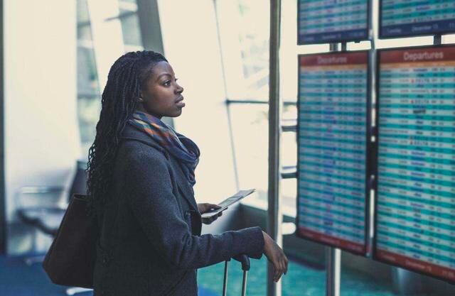 FOTO 37 | BUSCA CÓDIGOS DE CUPONES Y OTROS DESCUENTOS. Para ahorrar en las habitaciones de hotel, busca los listados vigentes de cupones y códigos promocionales. Busca en Scour Coupons.com y Coupon Sherpa los cupones recientes que están disponibles y encuentra tarifas que tengan descuento en atracciones, vuelos, alquiler de autos, recorridos y otros gastos de viaje. Y si eres miembro de AAA (siglas en inglés de la Asociación Automovilística Estadounidense) o de AARP (siglas en inglés de la Asociación Estadounidense de Jubilados), no te olvides de preguntar sobre las tarifas militares y gubernamentales y otros descuentos disponibles. A menudo puedes encontrar códigos promocionales en sitios de reservaciones de terceros como Orbitz y Travelocity. Si prefieres no realizar la tarea tú mismo, usa el sitio de ofertas de hoteles goSeek.com, que se centra en revelar descuentos de hoteles ocultos y te permite ahorrar un 20 por ciento o más en alojamiento. (Foto: Getty)