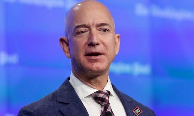 FOTO 1 | Así quiere aplicar Jeff Bezos la inteligencia artificial a la logística

Bezos quiere anticiparse a las compras de sus clientes gracias a la inteligencia artificial para mejorar su red de logística. Con esta tecnología es posible crear patrones de compra muy precisos de sus clientes habituales 
–previendo el producto, la marca y el precio que comprará– y realizar envíos anticipados a sus centros de distribución. Antes incluso de que los clientes hayan cursado el pedido, el sistema da la orden de acercarlo al centro más próximo al domicilio del consumidor. Mientras desarrolla esta idea ya está probando un nuevo servicio que va a transformar la forma de vender ropa: Amazon Prime Wardrobe, que se puede resumir como un servicio de paga después de probar el producto. Permite comprar entre tres y 15 prendas, probártelas durante siete días, y sólo cuando hayas decidido con cuáles te quedas abonar su precio. El resto se devuelven sin ningún sobrecoste. Para animar aún más las ventas, ofrece descuentos en base al número de prendas que se adquieran finalmente y que pueden llegar al 20% del tique de compra, si se adquieren cinco o más prendas. Es un servicio que, de momento, se está probando en Estados Unidos y que sólo está disponible para sus clientes Prime, pero que llegará en breve al resto del mundo.