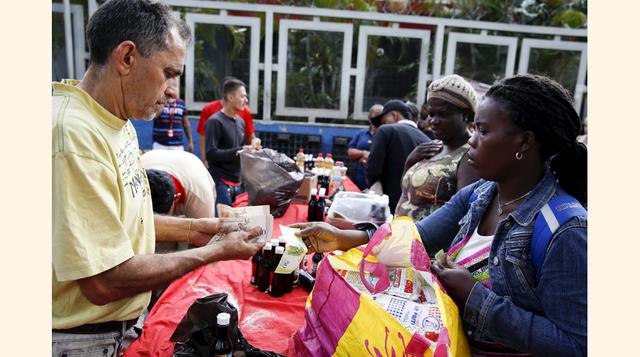 Una mujer compra artículos de primera necesidad en Mercal, un mercado subsidiado por el Estado, en Caracas. El incidente del último domingo es el más reciente de una serie de saqueos e intentos de robo que están aumentando en Venezuela, en medio de un agr
