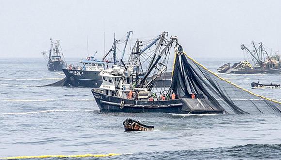 Los tres pesqueros peruanos fueron trasladados a la base naval del Subcomando de Guardacostas Sur, mientras que los tripulantes se encuentran a órdenes de las autoridades judiciales respectivas. (Foto: Referencial)