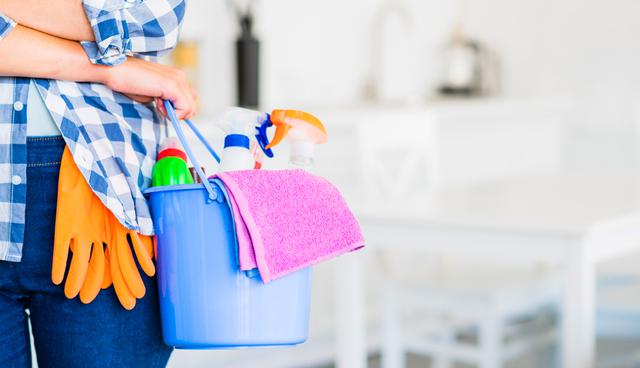 FOTO 7 | Acuíferos en peligro
Las masas de agua también se ven perjudicadas por la cantidad de productos químicos -especialmente los de limpieza e higiene personal- que se van por el desagüe. Además, los productos de limpieza, así como los barnices de los muebles, contienen tóxicos que respiramos y perjudican la salud, explica Elisabet Silvestre, autora de Tu casa sin tóxicos (RBA, 2017).  (Foto: Freepik)