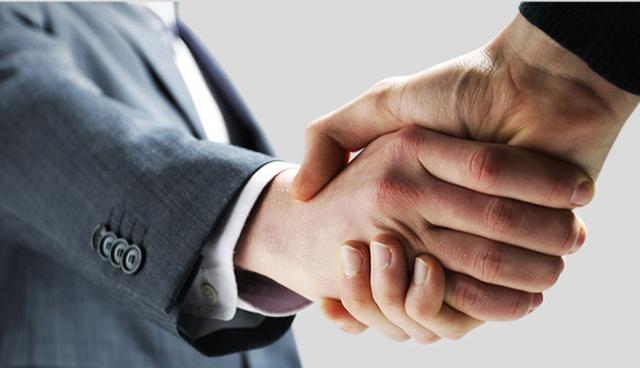 FOTO 5 | Limita tus movimientos
Si quieres parecer creíble, trata de no moverte mucho cuando la conversación realmente importe. Los movimientos frecuentes de las manos cerca de tu cara pueden darle a tu oyente la sensación de que estás ansioso o que mientes. En lugar de eso, simplemente obsérvalo constantemente y muéstrale que estás concentrado/a en el asunto.