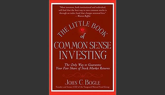FOTO 9 | 9. The Little Book of Common Sense Investing, de John C. Bogle

Este libro se centra en formas eficientes y simples de aumentar tu riqueza invirtiendo en fondos indexados de bajo costo. Bogle es el fundador de Vanguard Group y creador del primer fondo indexado del mundo.

Explica por qué siempre debes elegir el fondo con las tarifas más bajas (pista: los fondos administrados activamente son caros y generalmente tienen un rendimiento inferior) y cómo puede evitar las burbujas del mercado (pista: las personas a menudo hacen inversiones poco confiables basadas en opiniones populares, que son inversiones realmente arriesgadas). Busca fondos indexados seguros y de bajo costo, que sean más rentables y diversificados. (Foto: Amazon.es)