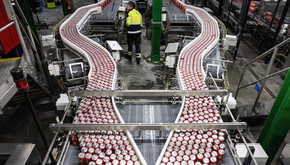 Un operador trabaja en la fábrica de Coca Cola en Bierne, norte de Francia, el 26 de enero de 2023. (Foto de Sameer Al-DOUMY / AFP)