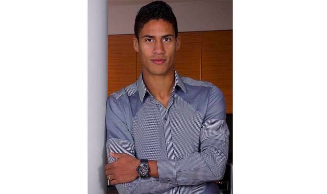 Raphael Varane: TAG Heuer tiene actualmente una gran presencia en el fútbol. Es cronometrador y patrocinador oficial de La Liga, además de colaborar con futbolistas como Raphael Varane. Es habitual encontrar imágenes del joven defensa francés llevando los