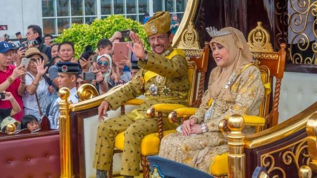 Foto 9 | 9. La colección de autos del Sultán de Brunei
Es bueno ser un sultán. ¿Necesitas una prueba? Solo echa un vistazo a la colección de autos propiedad del Sultán de Brunei, que gobierna un país más pequeño que el estado de Delaware. Su flota legendaria contiene entre 5,000 y 7,000 de los coches más raros y más caros del mundo, con valores combinados de 5 mil millones. Entre las mejores gemas se encuentran 21 Lamborghinis, 452 Ferrari y 604 Rolls Royces, incluida la "Estrella de la India", un convertible Rolls de 14 millones que tiene la distinción de ser el automóvil más caro del planeta.
Costo: US$ 5 mil millones.
(Foto: james wk / Shutterstock.com)