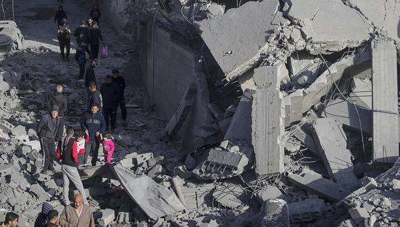 Palestinos buscan personas desaparecidas bajo los escombros de una casa destruida tras los ataques aéreos israelíes en el campo de refugiados de Al Nusairat, Franja de Gaza. (EFE/EPA/MOHAMMED SABLE)