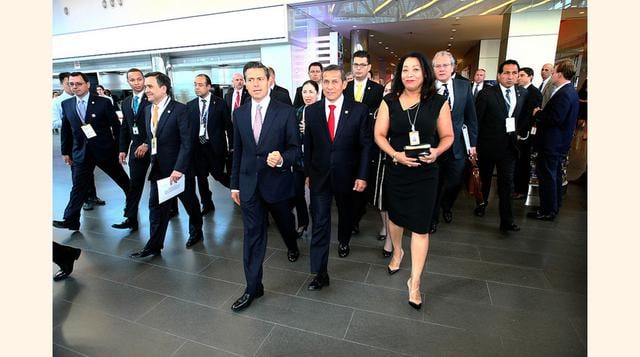 Presidente Ollanta Humala ingresa junto al presidente de México a la sala donde se realizó el Foro Latinoamérica de Bloomberg.