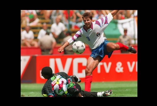 FOTO 4 | 5: Oleg Salenko, en 1994, marcó 5 goles en un partido que Rusia ganó 6-1 contra Camerún en la fase de grupos, una cifra sin precedentes. (Foto: AFP)