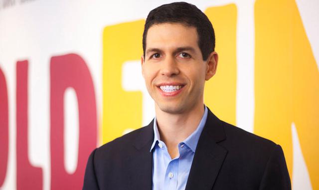 FOTO 3 | Daniel Schwartz, el niño prodigio del 'fast food'

Se convirtió en CEO de Restaurant Brands International, la propietaria de Burger King, con apenas 32 años. Entonces la firma de hamburguesas languidecía y hoy sus accionistas ganan un 81% más. Sólo en el último año, la facturación ha crecido un 10,4% y sus beneficios un 233%.

Y todo con una forma de gestión de lo más clásica: reestructuración de la carta para simplificar el proceso de elaboración de los pedidos y evitar desperdicios. Reducción de las innovaciones innecesarias y del exceso de ofertas. Firma de acuerdos internacionales para crecer en nuevos mercados como Brasil, China y Rusia. Y creación de sinergias con la adquisición de la cadena de café Tim Hortons y Popeyes Lousiana Kitchen.

Otra clave de su reestructuración se basa en el aumento de la facturación reforzando la venta de desayunos y el peso digital de la firma para incrementar los pedidos online y atraer a losmillennials.

Talento y humildad

Dice la leyenda que al asumir la dirección de Burger King trabajó en un restaurante de la marca para conocer el negocio desde la cocina. Y ver así en qué fallaba. Y que en los procesos de selección nunca escoge a quienes se definen como inteligentes, sino a gente humilde y perseverante. Como él mismo.