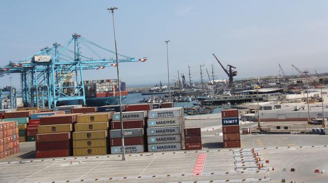 La inversión realizada implica también la compra de equipamiento portuario de última generación, destacando la adquisición de cuatro grúas Super Post Panamax para la atención rápida y segura de las naves con carga contenedorizada.