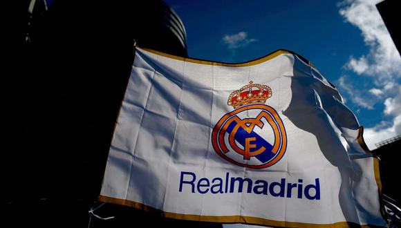 MADRID, SPAIN - JANUARY 31: A Real madrid flag flutters displayed at a merchandaising stall at Estadio Santiago Bernabeu outdoors before the La Liga match between Real Madrid CF and Real Sociedad de Futbol  on January 31, 2015 in Madrid, Spain.  (Photo by Gonzalo Arroyo Moreno/Getty Images)
