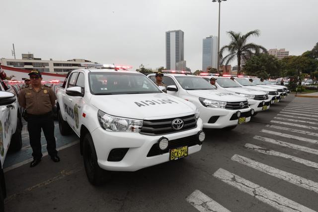 El gobierno hizo entrega de camionetas, autos patrulleros y grúas para la Policía Nacional. (Foto: Anthony Niño de Guzmán / GEC)