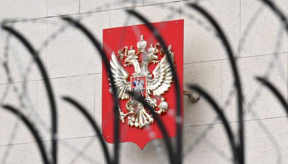 Escudo de armas ruso colocado en la embajada de Rusia en Kiev, Ucrania. (Foto: Sergei SUPINSKY / AFP).