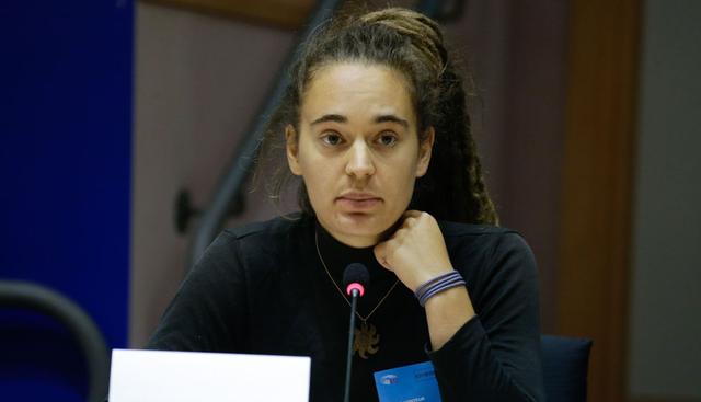 A los 31 años, al timón del buque humanitario Sea-Watch 3, la alemana Carola Rackete desafió el bloqueo italiano al desembarcar en Lampedusa en junio de 2019 con 43 migrantes que había rescatado en el Mediterráneo. (Foto: AFP)
 / AFP / Aris Oikonomou