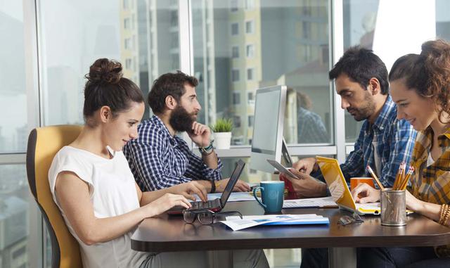 FOTO 6 | 6. Le pide que le presente a otros contactos que usted no le quiere presentar. Y no acepta un no por respuesta.