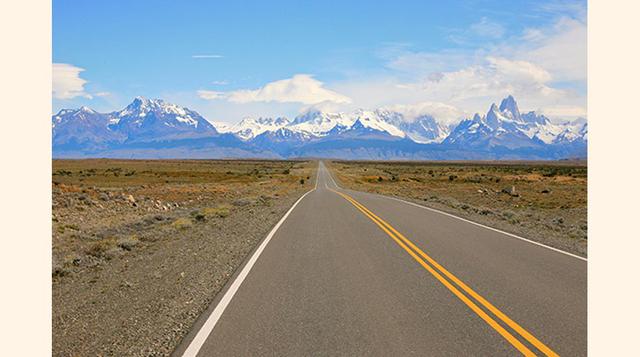 Camino a Chalten – Argentina, atravesando el país de las pampas, al sur de la Argentina, se encuentra esta carretera que cruza pueblos mágicos y montañas interminables, bañadas en nevadas que te comparten sensaciones memorables.