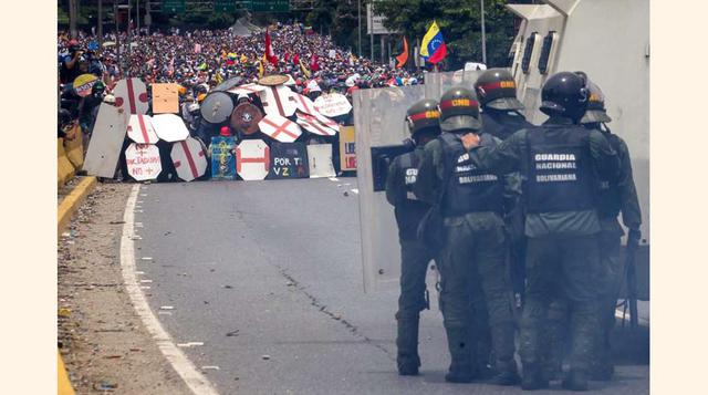 Miembros de la Guardia Nacional se enfrentan a un grupo de manifestantes el 3 de mayo de 2017, en Caracas.(foto: Miguel Gutierrez).