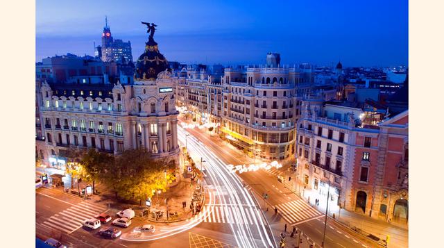 Gran Vía (Madrid). Cierto que en Madrid hay calles coquetas, modernas y con carácter como la calle del Pez, pequeñas y de otra época, como el callejón de San Ginés. Pero al rey lo que es del rey: la Gran Vía, centenaria ya, cuenta con el mayor número de t
