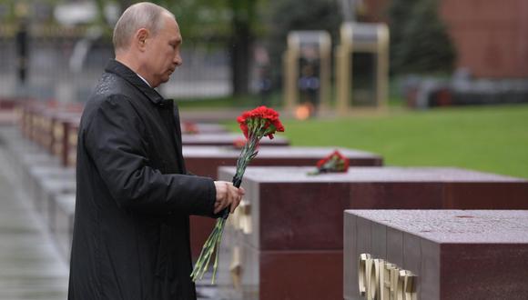 La imagen de un Vladimir Putin solo, depositando un ramo de flores frente a la llama eterna de la Tumba del soldado desconocido y guardando un minuto de silencio, resumió una jornada deslucida por el confinamiento de los 146 millones de rusos. (Foto: EFE)