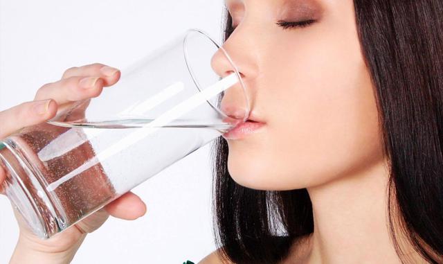 FOTO 3 | 3. Ten en cuenta el jet lag si viajaste largas distancias.Ajusta el reloj de tu cuerpo tan rápido como sea posible tomando mucha agua y evita el alcohol hasta que estabilices.