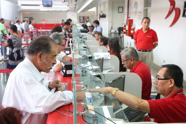 Foto 3 |Personas de altos ingresos y mayores de 50 años son los más dolarizados. Billete verde llegó a subir a S/ 3.301 ayer, pero cerró en S/ 3.281 por ventas de dólares de empresas que necesitan soles para pagar impuestos. El 15% de la deuda de trabajadores formales está en dólares, señaló el Banco Central de Reserva (BCR) en su reporte de Inflación. (Foto: USI)