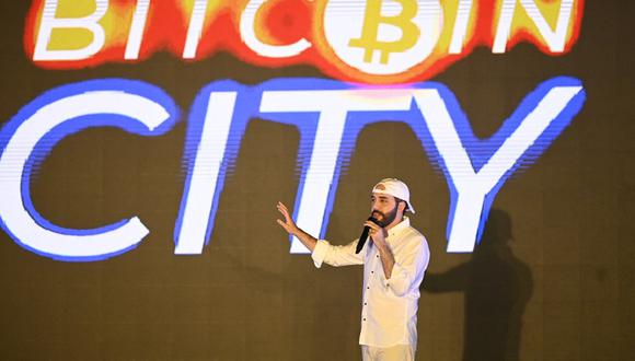 President of El Salvador, Nayib Bukele, gestures during his speech at the closing ceremony of the Latin Bitcoin conference (LaBitConf) at Mizata Beach, El Salvador, on November 20, 2021. (Photo by MARVIN RECINOS / AFP)