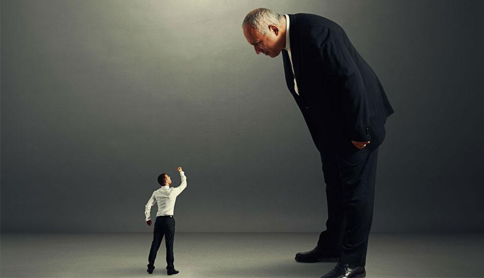 FOTO 1 | 1. Micromanaging. Sabes que nadie puede dirigir tu negocio mejor que tú. Pero si quieres que tu compañía crezca tienes que dejar de pisar a tus empleados al decirles cómo hacer las cosas. Dales las herramientas que necesitan para alcanzar las metas que has establecido, luego déjalos que averigüen cómo llegar ahí. Bonus: tendrás más tiempo para las cosas importantes, como planear el futuro crecimiento. (Foto: Depositphotos.com)