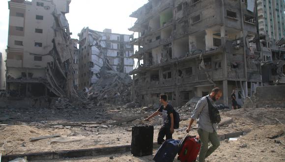 CIUDAD DE GAZA, GAZA - 10 DE OCTUBRE: Ciudadanos palestinos evacuan sus hogares dañados por los ataques aéreos israelíes el 10 de octubre de 2023 en la ciudad de Gaza, Gaza. (Foto de Ahmad Hasaballah/Getty Images)