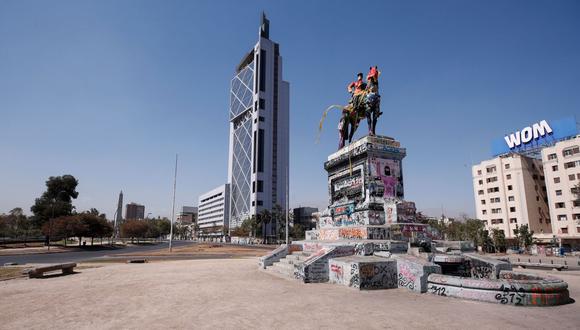 Vista de la Plaza Italia vacía en Santiago (Chile), donde se concentra la mayoría de casos de coronavirus del país. EFE/Alberto Valdes