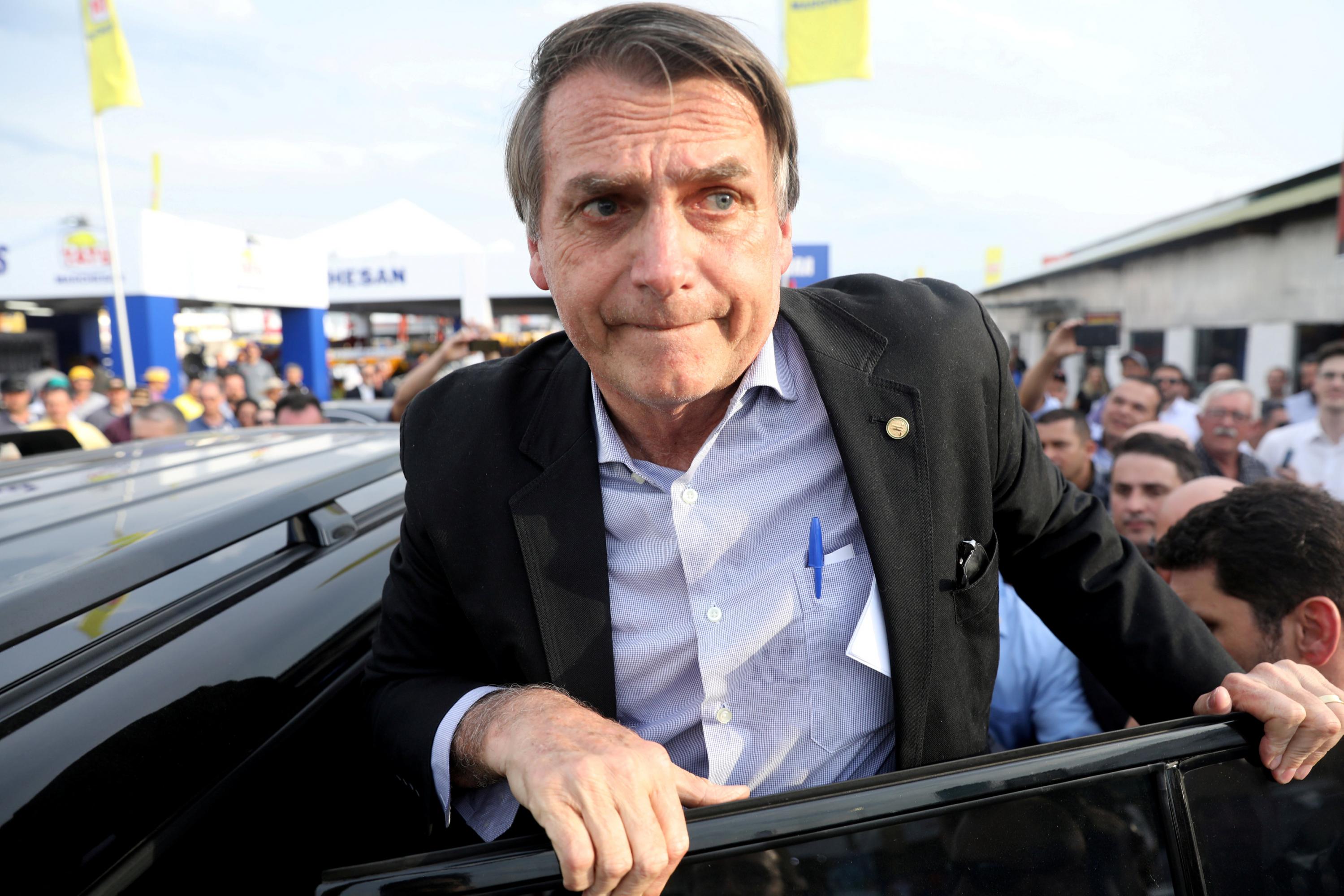El diputado ultraderechista Jair Bolsonaro fue atacado por un desconocido cuando era cargado en hombros en medio de una multitud