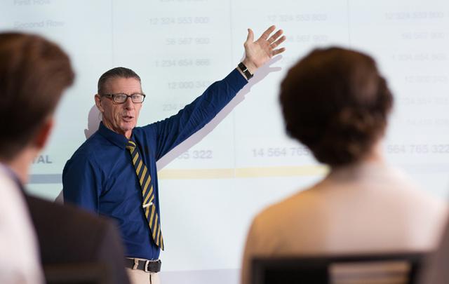 5. El que quiere y no puede. Este tipo de educadores frecuentemente te enternecen porque realmente notas el esfuerzo que hacen para intentar captar la atención de los estudiantes, de ser su amigo. Quiere sonar interesante, ansía recibir preguntas sobre las explicaciones que da y parece entristecerse ante la falta de atención o cuando coge a algún estudiante jugando con el móvil. (Foto: Freepik)