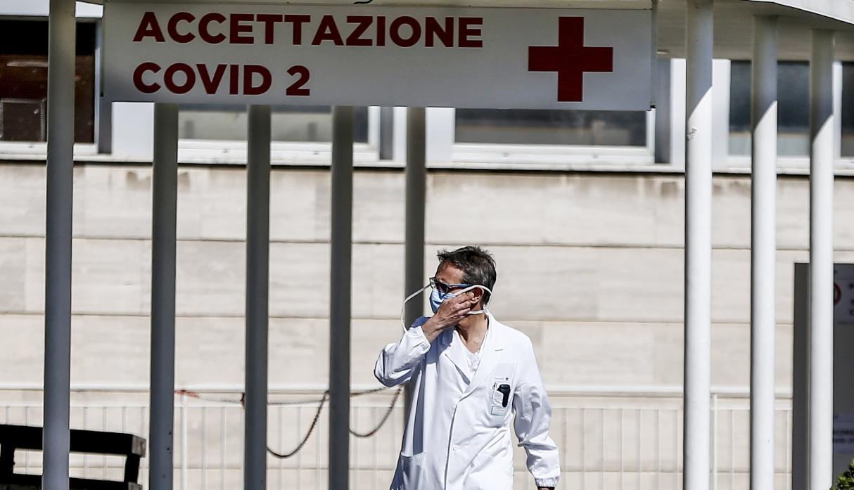 Un médico sale de la entrada del nuevo hospital Columbus COVID 2, abierto para tratar pacientes en Roma. (AP/Referencial).