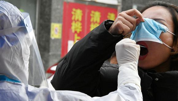 Aunque fue el primer país del mundo en salir de la pandemia en el 2020, China sufre en los últimos días su peor ola desde que empezó. (Foto de AFP)