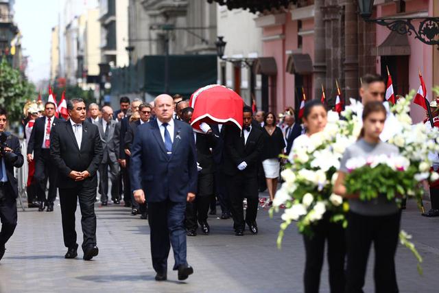 El cortejo fúnebre de Javier Pérez de Cuéllar llega a la iglesia San Pedro. (Foto: Hugo Curotto / GEC)