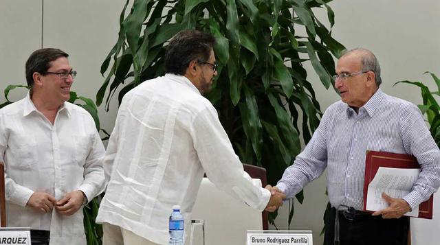 30 de noviembre – El Congreso de Colombia ratificó el acuerdo de paz del gobierno con las Fuerzas Armadas Revolucionarias Colombianas (FARC) para finalizar la confrontación que se ha prolongado por más de 50 años. (Foto: AFP)