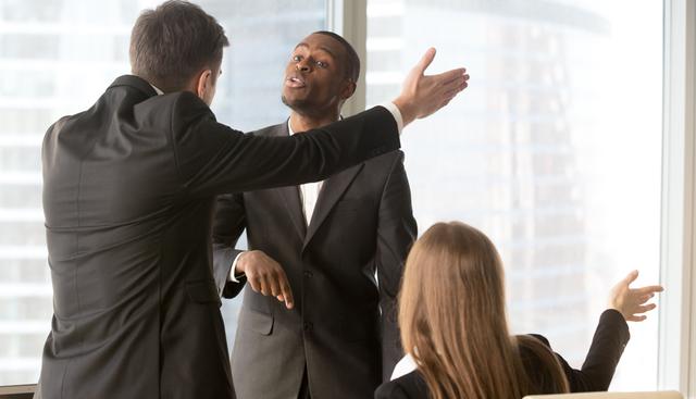 FOTO 14 | 14. Tolerar a idiotas. Sí, sé que no es novedad que en casi todos los trabajos habrá uno o más personas que, voluntaria o involuntariamente, hacen mal su trabajo y normalmente hacen que otros paguen las consecuencias. Es importante el hacerse responsable del trabajo propio pero en todo momento hacer ver los errores que pueden afectar a los demás. Si dejamos que hagan lo que quieran, al rato terminaremos pagando por ellos. Recomendación: Lejos de tolerar comportamientos que van en contra de la operación del grupo, se recomienda señalarlos ante las personas pertinentes (supervisores, control de calidad) a fin que se tomen las medidas pertinentes y la persona en cuestión pueda corregir su esquema de trabajo. (Foto: Freepik)