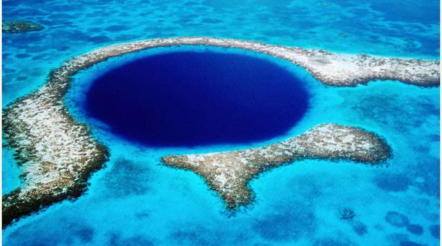 El Agujero Azul (Belice). Un pozo circular repleto de estalactitas y estalagmitas que, hace miles de años, se encontraba situado sobre el nivel del mar. Ahora hace las delicias de los submarinistas.