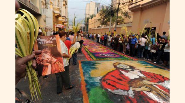 Una de las tradiciones que tienen los creyentes hondureños es la creación de alfombras con imágenes de jesucristo, elaboradas con aserrín.